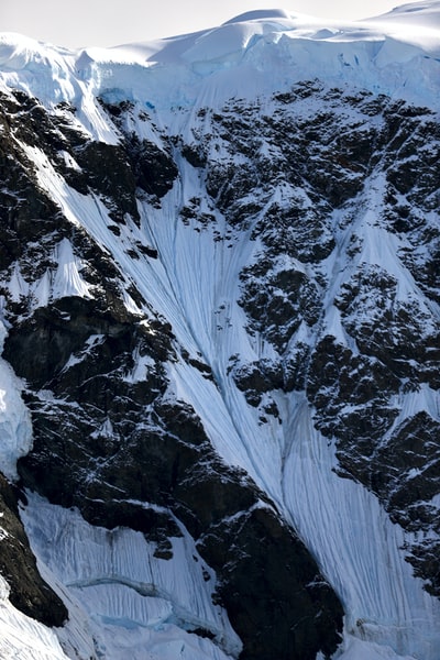 白昼雪山